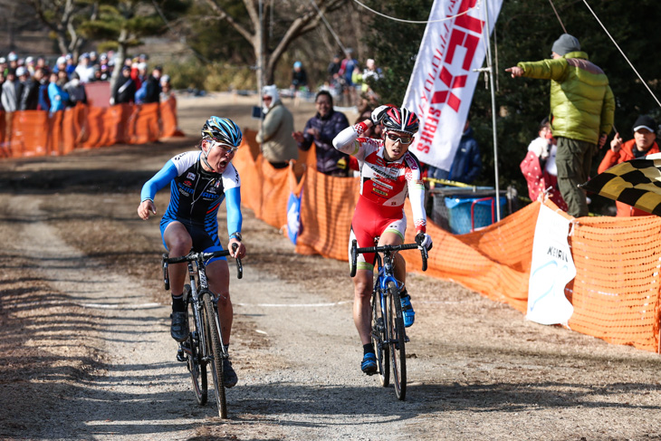 小坂光（宇都宮ブリッツェンシクロクロス）を差し切った横山航太（シマノレーシング）が先着した