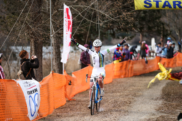 L1 独走でゴールに飛び込む宮内佐季子(Team CHAINRING)