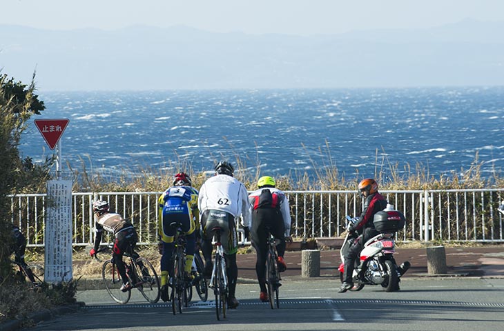 下りきると海岸沿いに出る