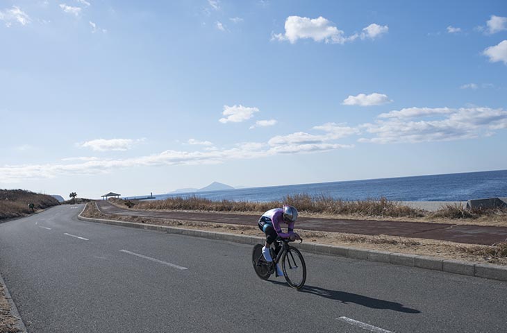 海岸に沿って走るコースからは、利島や新島などが見える