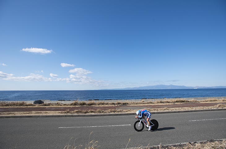 天気が良い時は、対岸の伊豆半島や富士山が見える事もある海岸沿いのコース