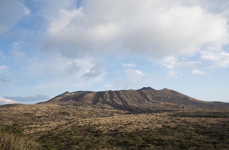 噴火時に流れ出た溶岩がそのまま残る三原山