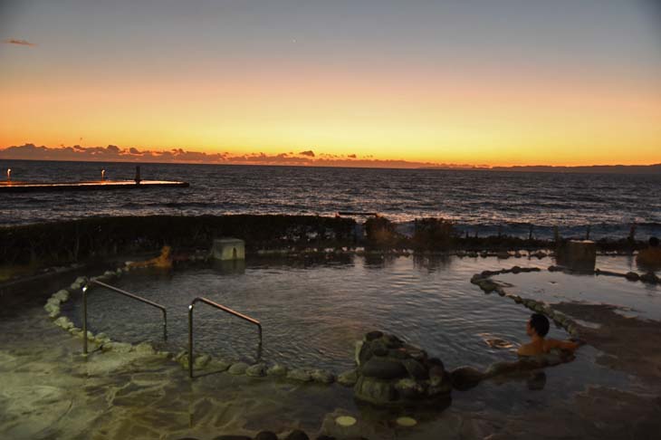 コース近くにある「浜温泉」は、夕陽を眺めながら露天風呂につかる事が出来る