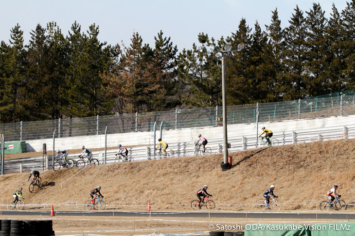 C1スタート直後は小坂、池本、前田の順で進行する