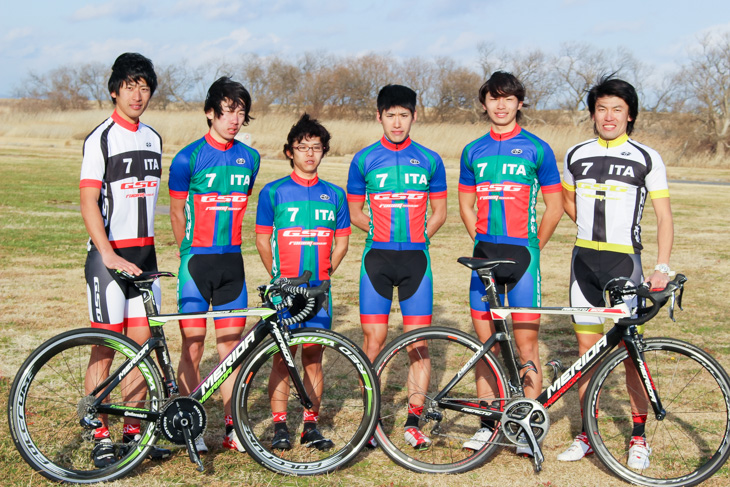 2015年始動のコラッジョ川西サイクリングチーム。右端は栂尾大知代表