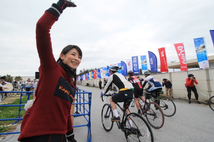 日向涼子さんのお見送りで100kmはスタートしていく。