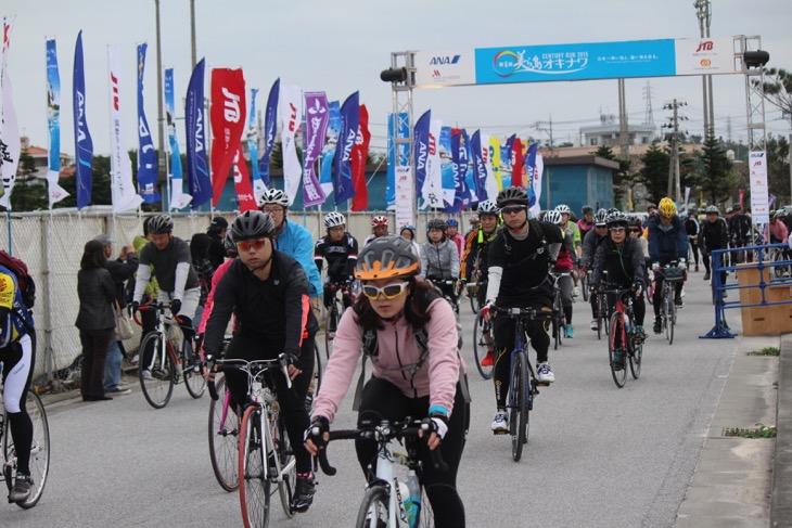 続々とスタートしていく100kmの参加者たち