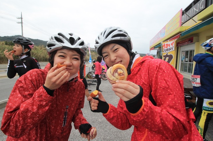 パンとサーターアンダギーを頂きます