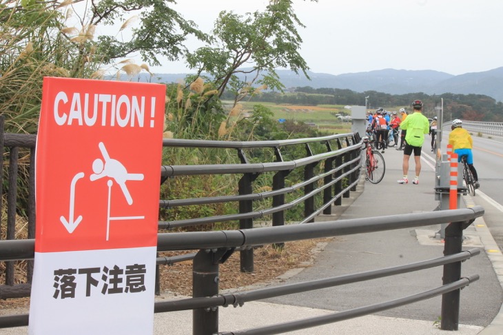 落下注意の看板がワルミ大橋にはあります