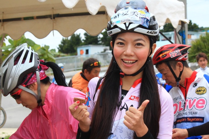 黒糖を手にポーズ！沖縄大好きな台湾のタレントの夏美さん