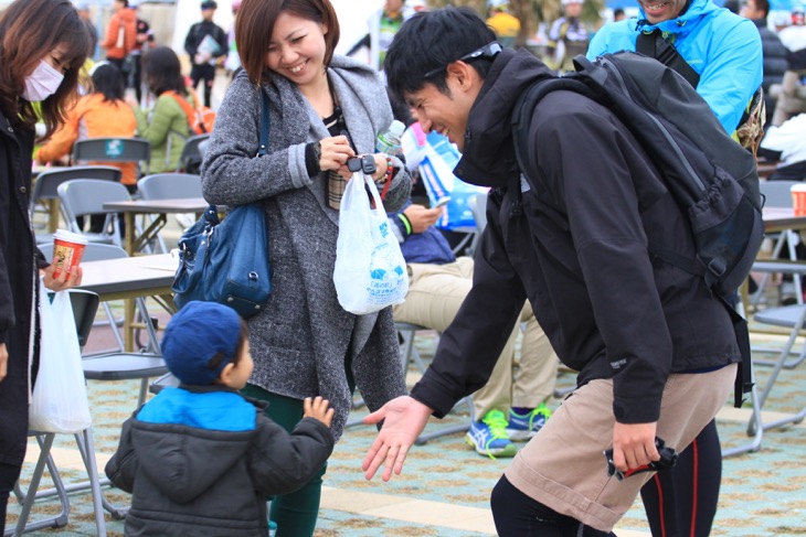 完走を祝ってハイタッチ？