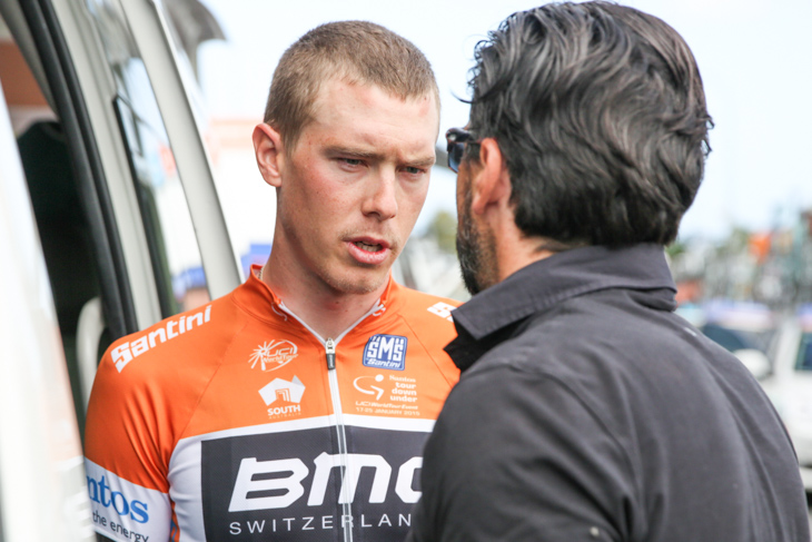 険しい表情でバルダート監督と打ち合わせをするローハン・デニス(オーストラリア、BMCレーシング)