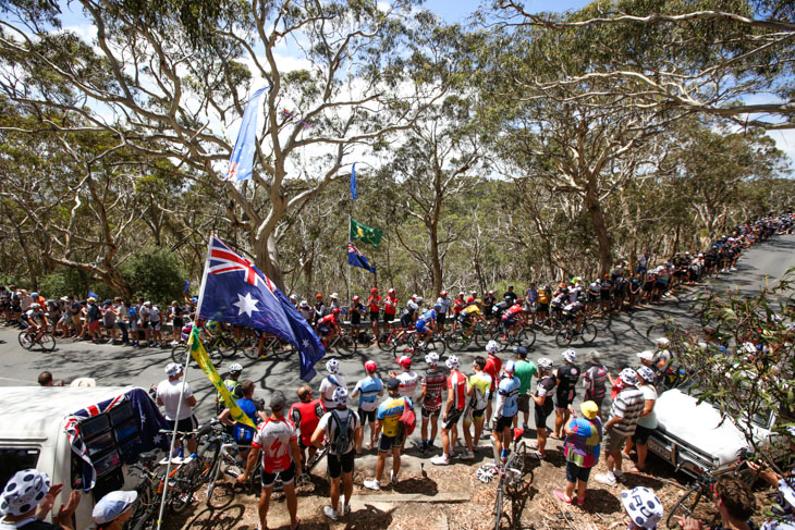 観客とサイクリストとオーストラリア国旗とウィランガヒル