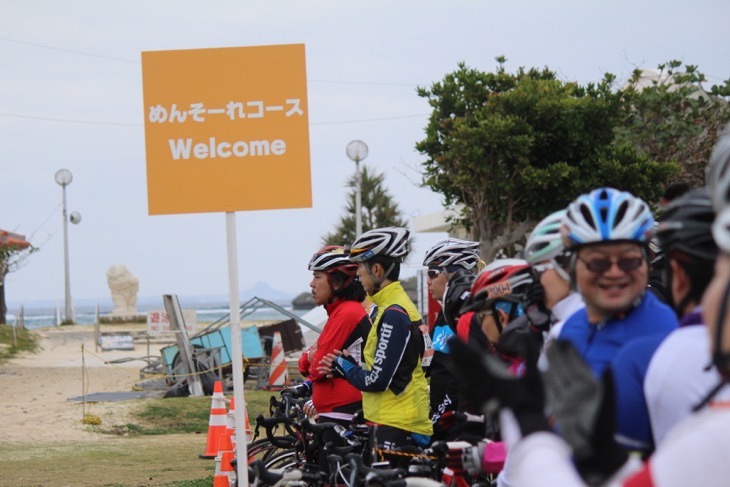 様々な顔持ちで朝10時の出走を待つ