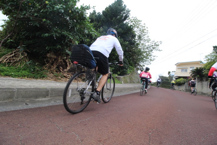 世界遺産「座喜味城跡」へは斜度10％ほどあるパンチの効いた坂を登らなければならない