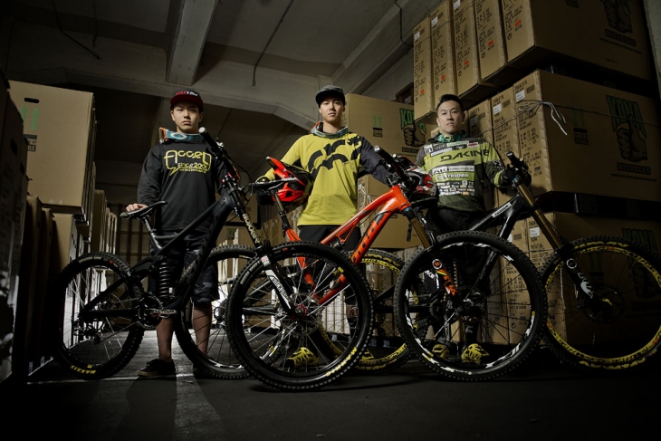 （左から）加藤将来、永田隼也、井手川直樹の3名が所属する今季のアキ・ファクトリーチーム　