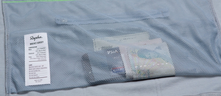 ジッパー付きの大容量ポケットの内側をメッシュとすることでムレを防止