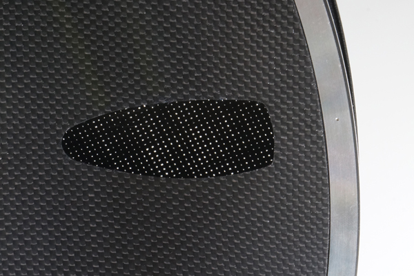 カバーの素材には1,000本のフィラメントを用いて軽さと強度を両立したFR1Kカーボンを採用
