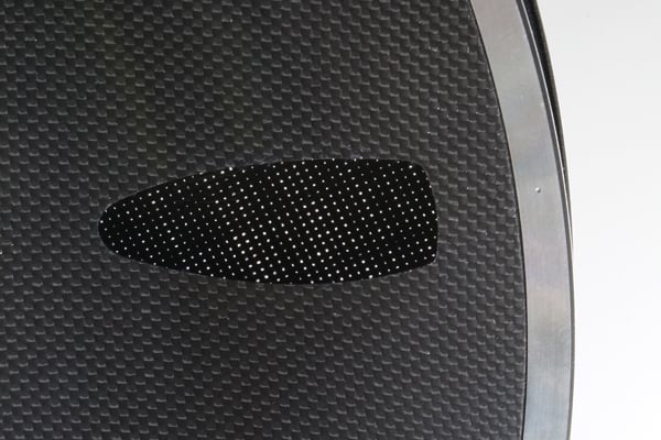 カバーの素材には1,000本のフィラメントを用いて軽さと強度を両立したFR1Kカーボンを採用