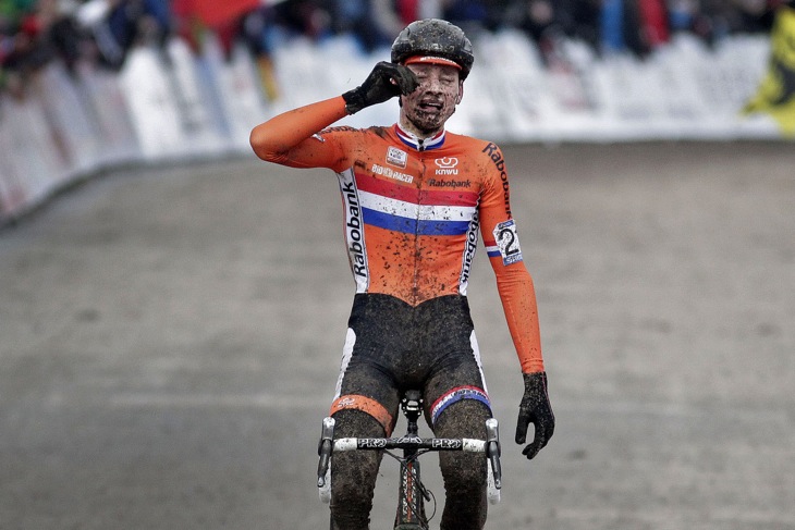 若手選手が表彰台を独占 オランダのファンデルポールがシクロクロス世界王者に シクロクロス世界選手権15エリート男子 U23男子速報 Cyclowired