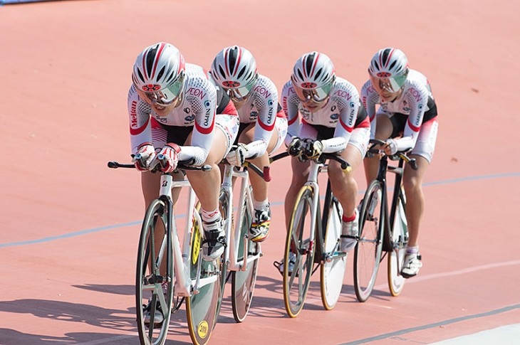 女子ジュニアチームパーシュート　金メダルを獲得した日本チーム