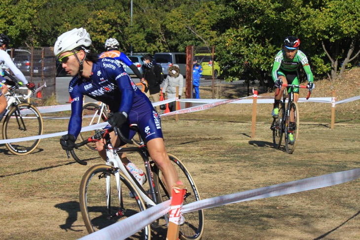 中盤から最終盤まで2位争いをした池本真也（和光機器）と國井敏夫（MilePost BMC Racing）