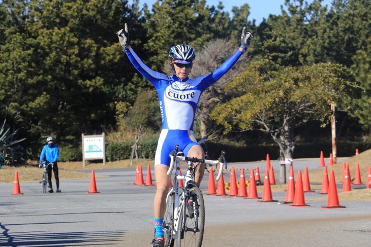 チェーンが落ちるトラブルに見舞われながらも逃げ切って優勝をきめた重田兼吾(Team CUORE)