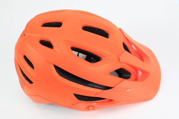 ヘルメット全体に通気口が設けられているため、熱がこもりにくい