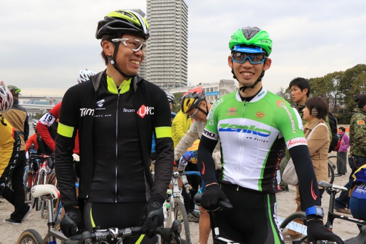 C1 辻善光(Team ZENKO)と畑中勇介(Team UKYO)がスタート前にリラックス