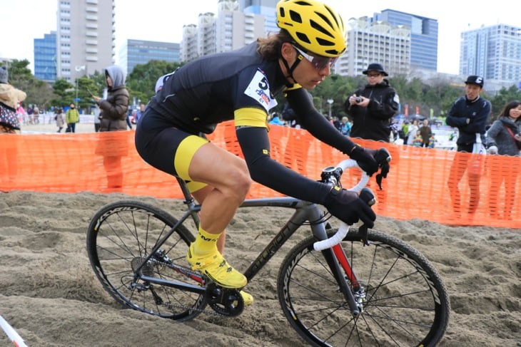 C1 乗車で砂浜を駆け抜ける小笠原崇裕(THE BIKE JOURNAL)