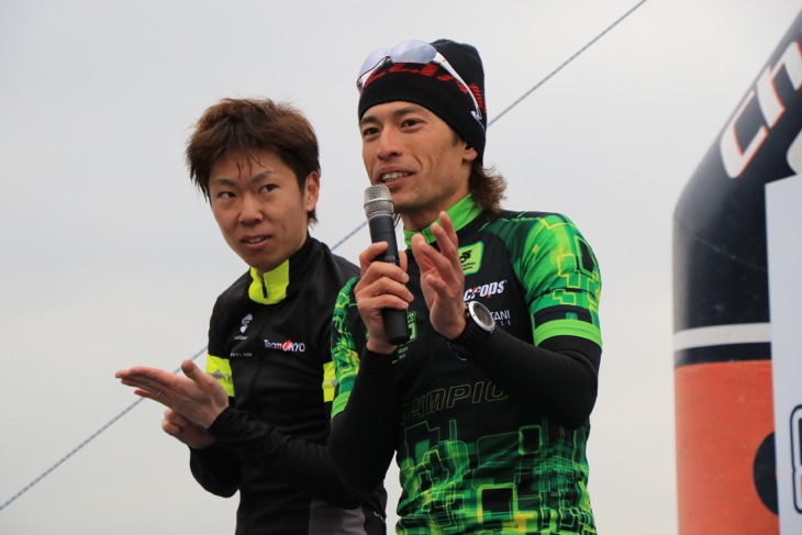 C1 小笠原崇裕(THE BIKE JOURNAL)のコース攻略法をメモする畑中勇介(Team UKYO)