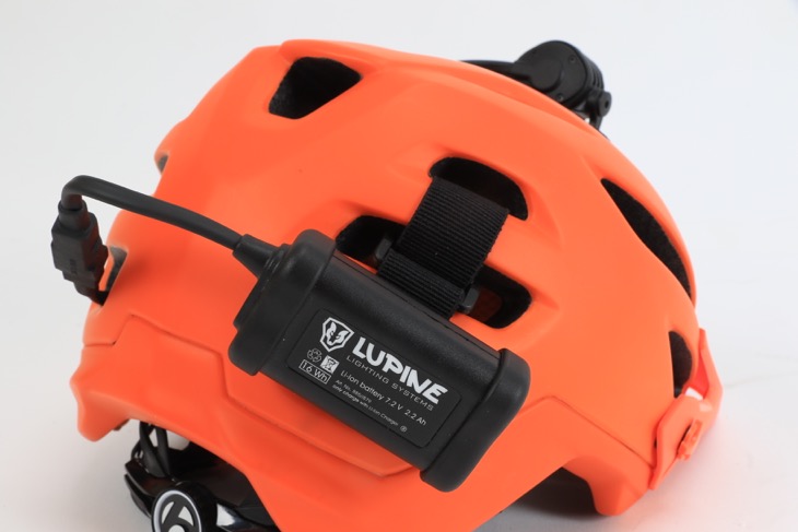 バッテリーはヘルメットにも搭載可能だ。付属の120cm延長ケーブルを使用すればバックパックやバックポケットにしまえる