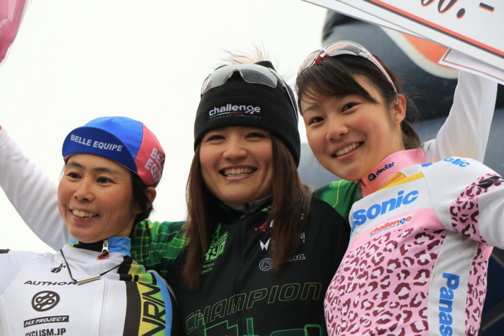 CL1表彰台 豊岡英子(パナソニックレディース)が中央に立つ