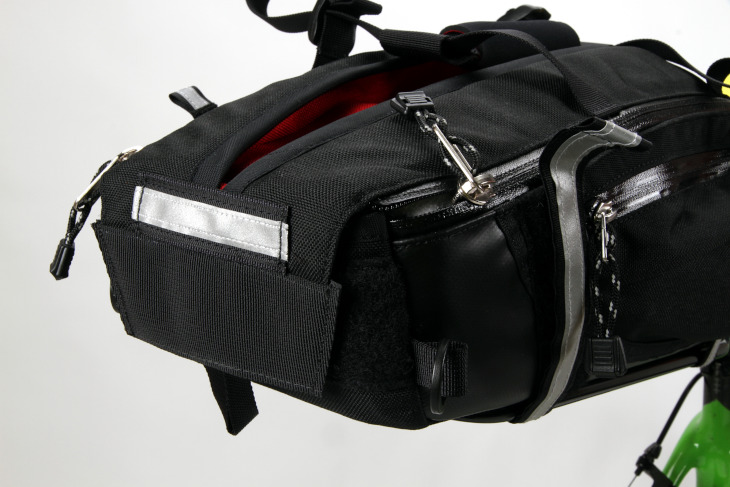 バッグ本体には数多くの反射材を備えることで、高い被視認性を確保している