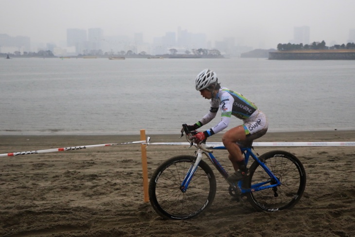 豊岡英子(パナソニックレディース)を追い上げる宮内佐季子(Team Chainring)