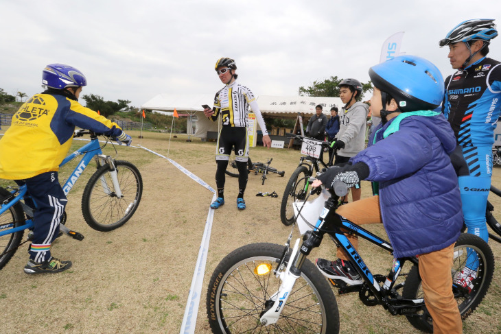 コーナーをうまく曲るためのコツを子供たちに伝授する松本駿選手