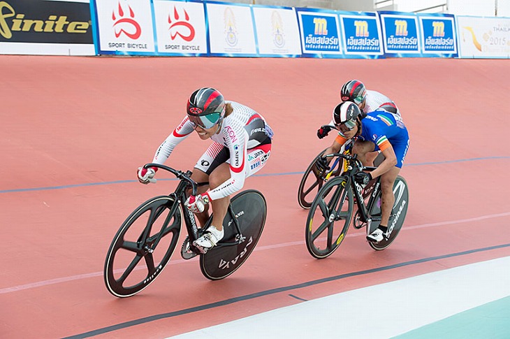 女子エリートケイリン7位の加瀬加奈子（左）と 8位の小林優香（右奥）