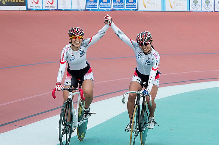 手を繋いで勝利の喜びを表す鈴木奈央（左）と大久保花梨（右）