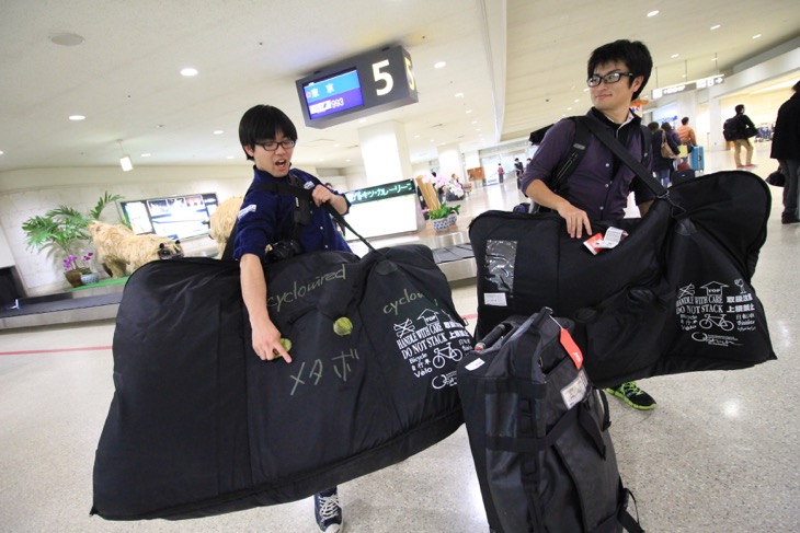 飛行機輪行できるバッグを持っていないので、会長から借りちゃいました!