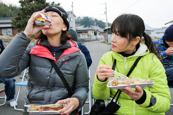 骨付鳥にはやっぱりビール!カテO(応援)のお姉さんたち