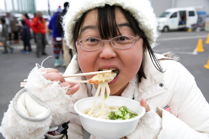 DJでお馴染みのがらぱさん。そのうどんは何杯目?