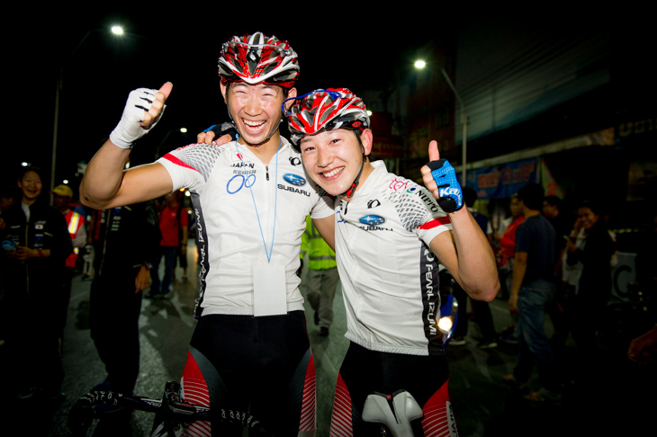 レース後に喜び合う沢田桂太郎（東北高校）と渡邉歩（学法石川高校）