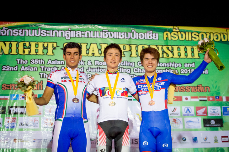 U23アジア選手権ロードレースの表彰台　中央が優勝した小石祐馬