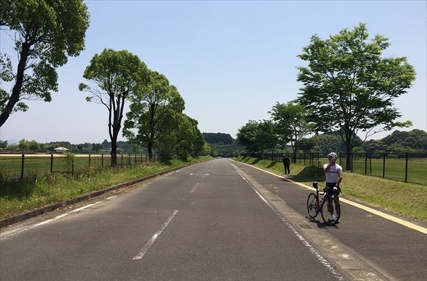 高原町総合運動公園内の町道を風を切って(スタートゴール付近)