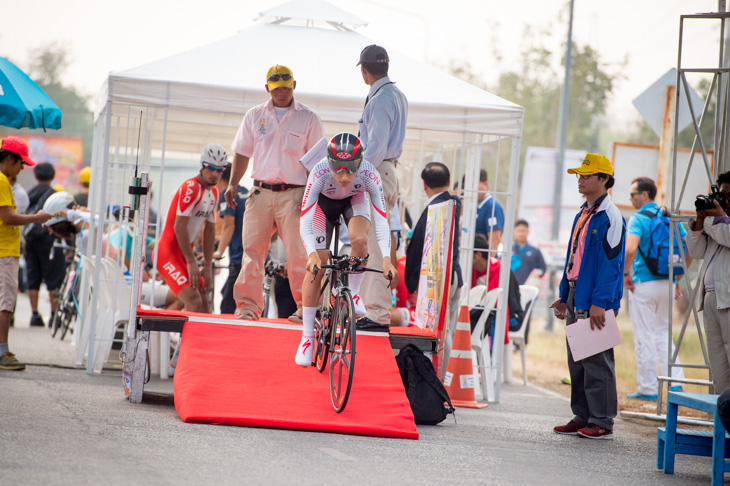U23男子個人タイムトライアルでスタートを切る小石祐馬(チャンピオンシステム)