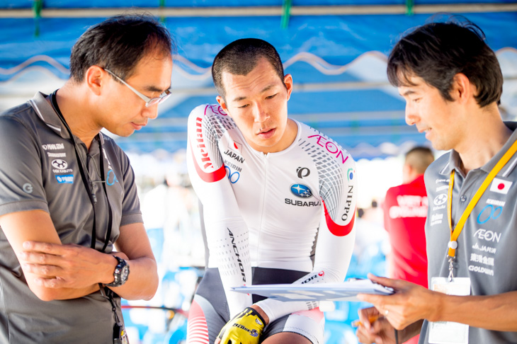 僅差のリザルトを見て残念がる佐野淳哉（那須ブラーゼン）と柿木コーチ、浅田監督