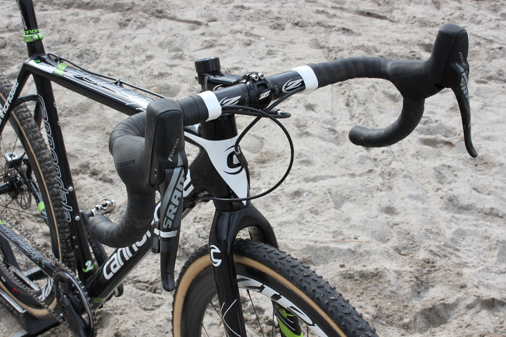 油圧ディスクブレーキに対応するスラム Force CX1を使用。ハンドルとステムはジップのアルミ製モデルで統一