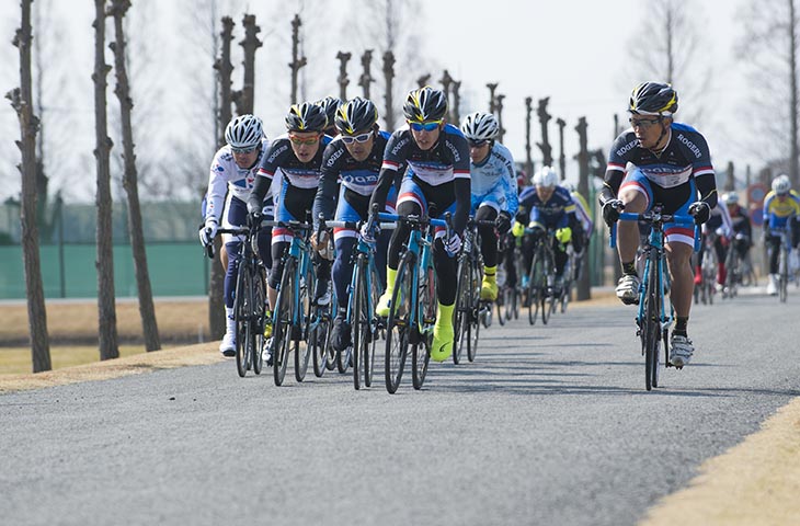 一般男子 レモネードベルマーレレーシングチームがメイン集団を率いる