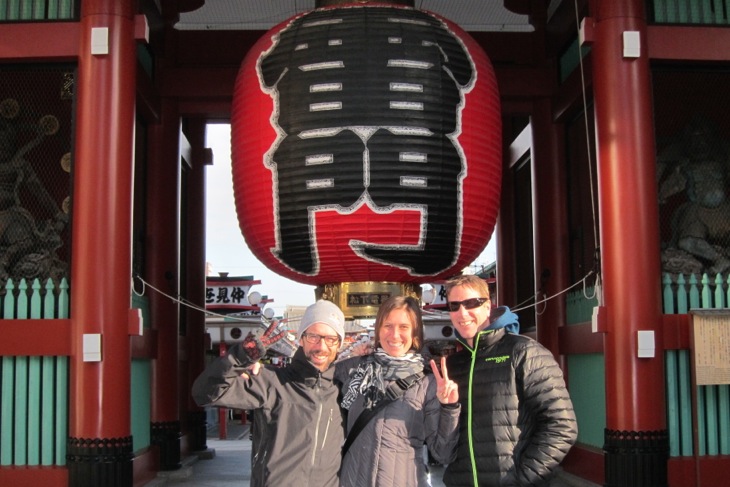 お決まりの写真です。真ん中はティムの奥さんのリン、右はティムのチームマネージャー、スチュアート