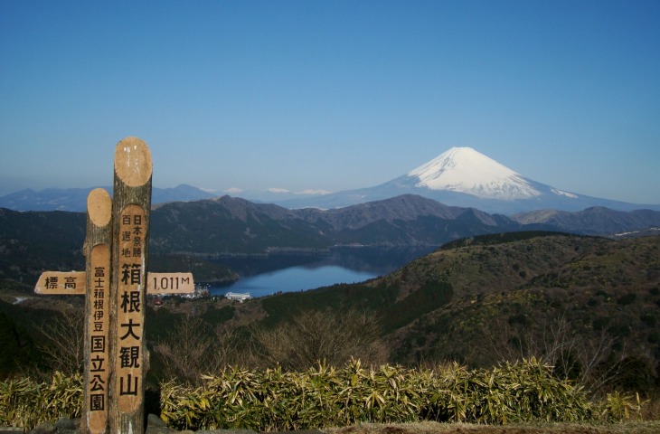 登り切った先では芦ノ湖と富士山を望むこともできる